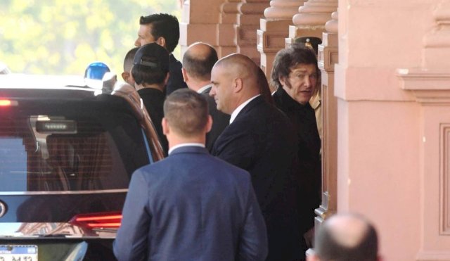 milei entrando a Casa Rosada